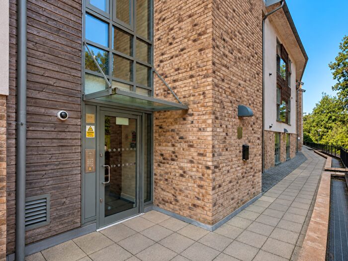 1 Bedroom Flat To Rent In Railton Close, Weybridge, KT13