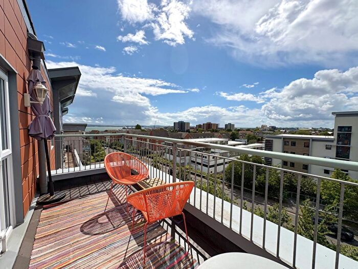 2 Bedroom Flat For Sale In Avenel Way, Poole, BH15