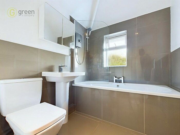 3 Bedroom End Of Terrace House For Sale In Clarendon Road, Four Oaks, B75