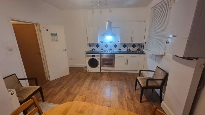 3 Bedroom Flat To Rent In Mayfield Avenue, Ealing, London, W13