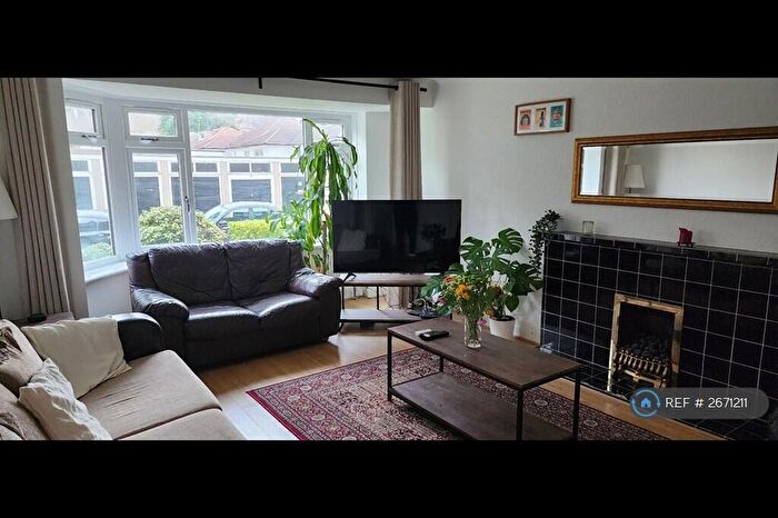 3 Bedroom Flat To Rent In Chesterfield Court, Glasgow, G12