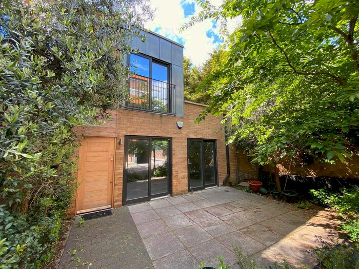 2 Bedroom Town House To Rent In Green Lanes, Stoke Newington, London, N16