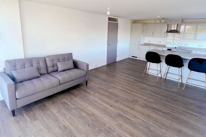 2 Bedroom Flat To Rent In Oldham Road, Manchester, Greater Manchester, M40