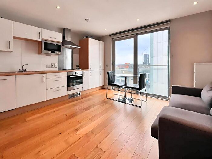 Apartment To Rent In Bute Terrace, Cardiff, CF10