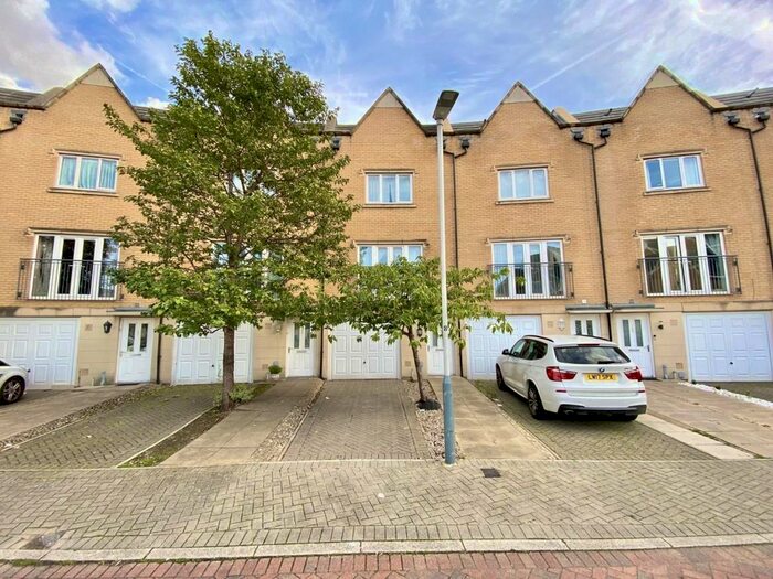 4 Bedroom Property To Rent In Varcoe Gardens, Hayes, UB3