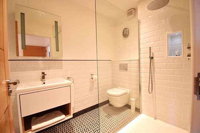 2 Bedroom Apartment To Rent In Kennaway Apartments, Commercial Rd, EX2