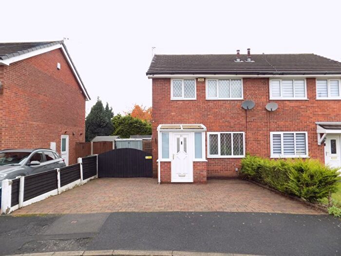 3 Bedroom Semi-detached House For Sale In Kennet Close, Westhoughton, Bolton, BL5