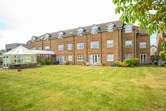 1 Bedroom Flat To Rent In Aragon Court, East Molesey, KT8