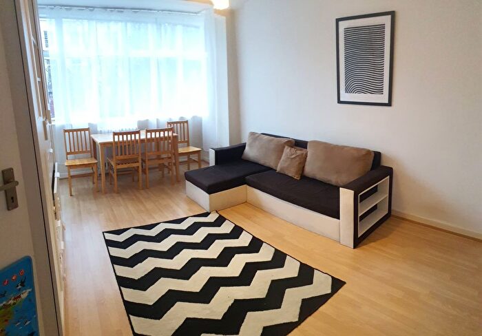 1 Bedroom Flat To Rent In Chepstow Court, Chepstow Crescent, London, W11