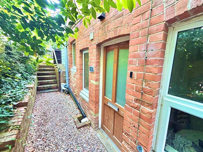1 Bedroom Flat To Rent In The Broadway, Totland, PO39