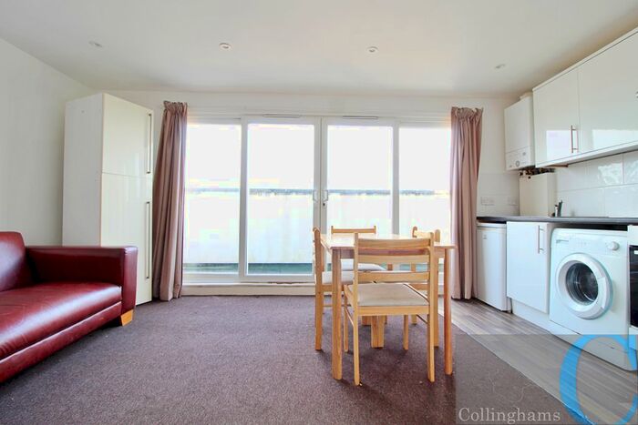 3 Bedroom Flat To Rent In Cavendish Road, London, SW19