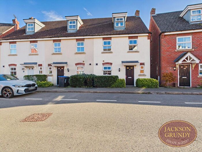 3 Bedroom Town House To Rent In Farnborough Drive, Daventry, NN11