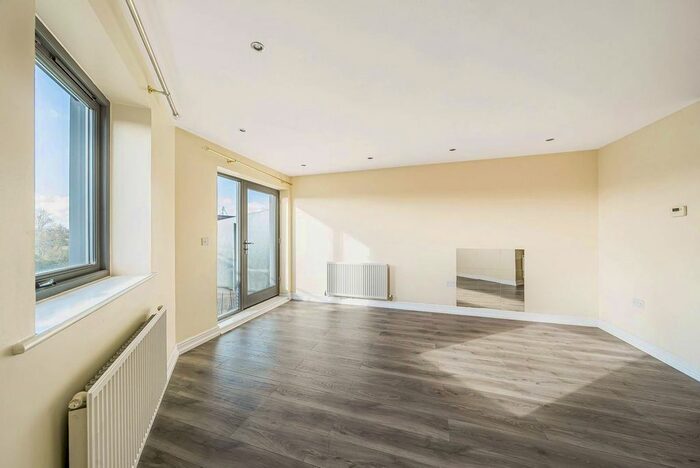 2 Bedroom Flat To Rent In Millicent Grove, Palmers Green, London, N13