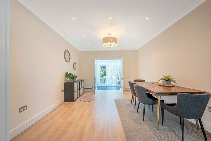 4 Bedroom Property To Rent In Chanctonbury Way, Woodside Park, London, N12