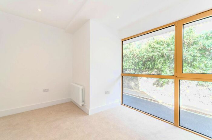 2 Bedroom Flat To Rent In County Street, Borough, London, SE1