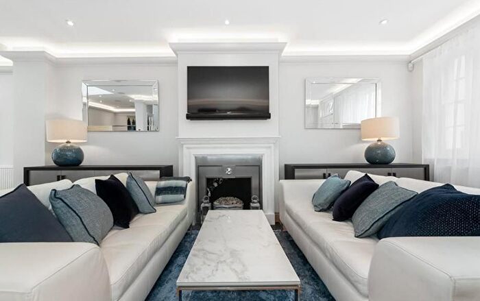 3 Bedroom Mews To Rent In Hyde Park Gardens Mews, Paddington, London, W2