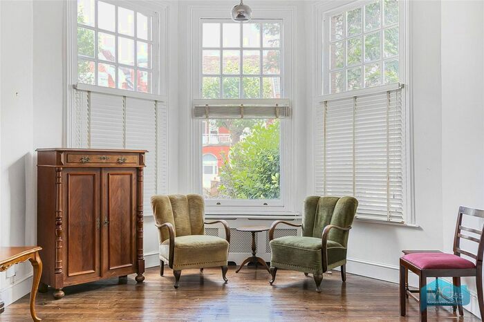 2 Bedroom Flat To Rent In Queens Avenue, London, N10