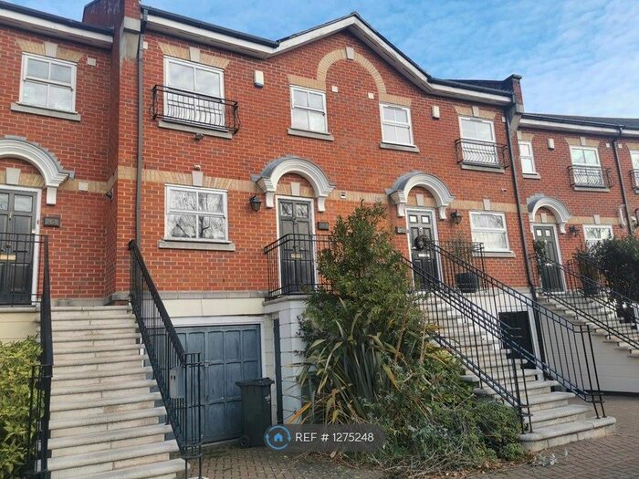 4 Bedroom Terraced House To Rent In Leigh Hunt Drive, Southgate London N14