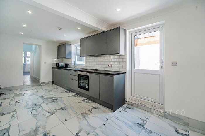 2 Bedroom Flat To Rent In Beaconsfield Road, London, E10