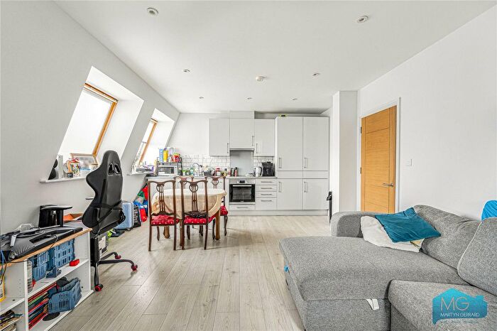 1 Bedroom Flat For Sale In High Road, London, N20