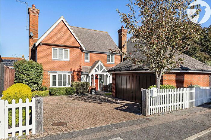 4 Bedroom Detached House For Sale In Hawthorn Park, Swanley, Kent, BR8