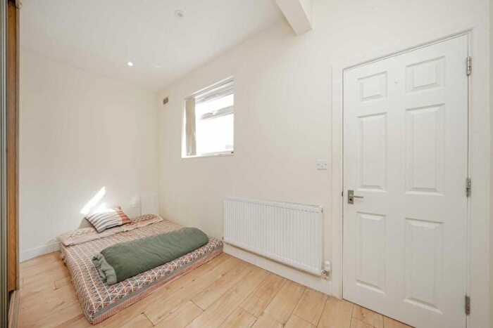 3 Bedroom Flat For Sale In Park Road, London, NW4