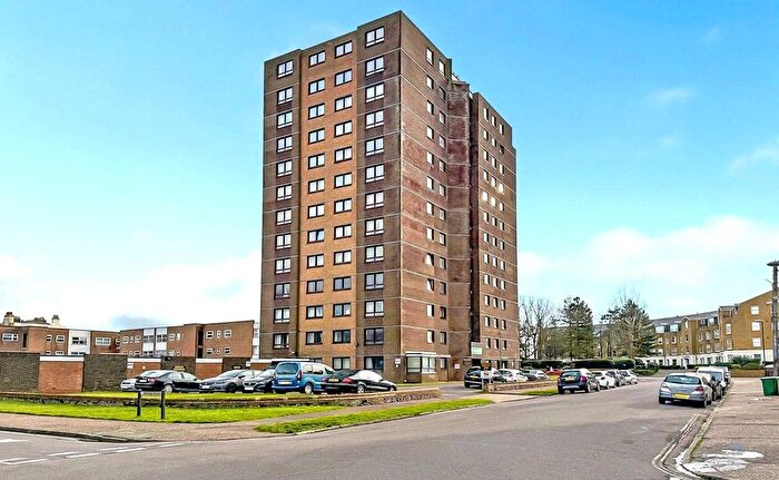 2 Bedroom Flat To Rent In South Terrace, Littlehampton, West Sussex, BN17