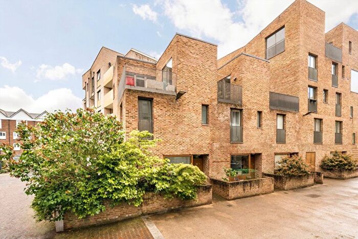 3 Bedroom Detached House To Rent In Narrowboat Avenue, Brentford, TW8