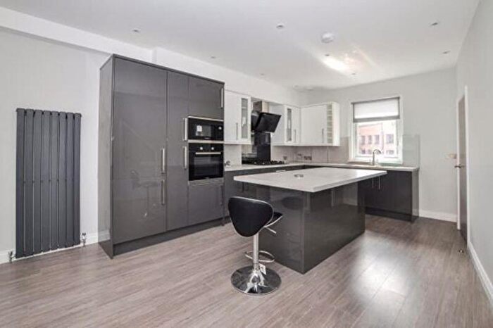 3 Bedroom Flat To Rent In Church Street, Croydon, - £Pcm, CR0