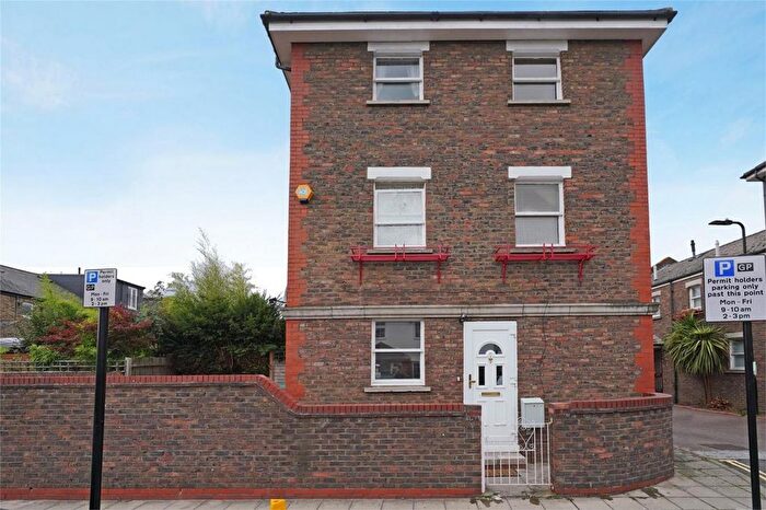 4 Bedroom Semi-detached House To Rent In Alders Close, Ealing, W5