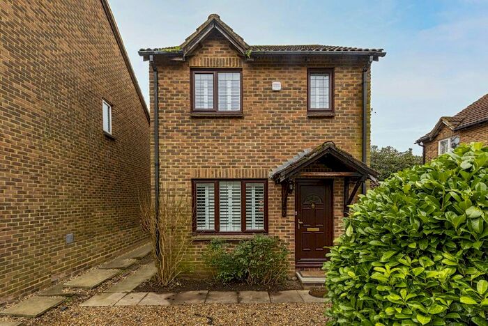 3 Bedroom Detached House To Rent In Vaughan Close, Hampton TW12