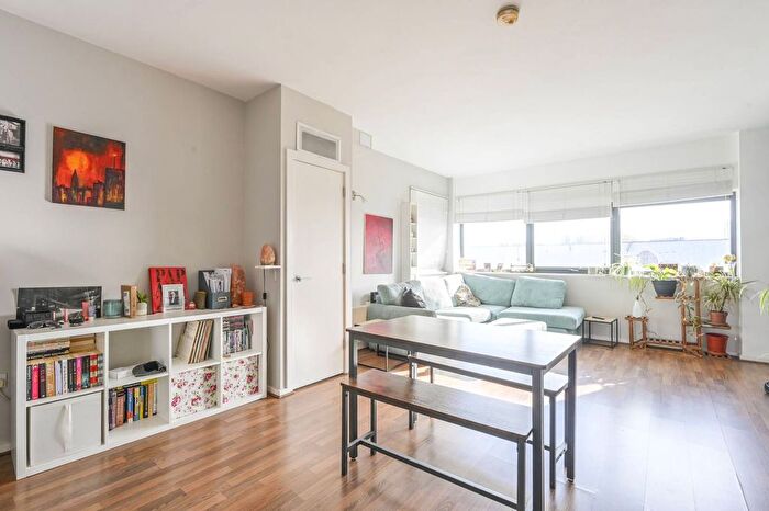 1 Bedroom Flat To Rent In Plaistow Road, Plaistow, London, E13