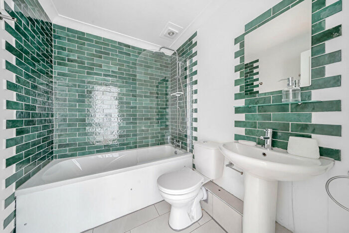 2 Bedroom Flat For Sale In Fairbridge Road, N19