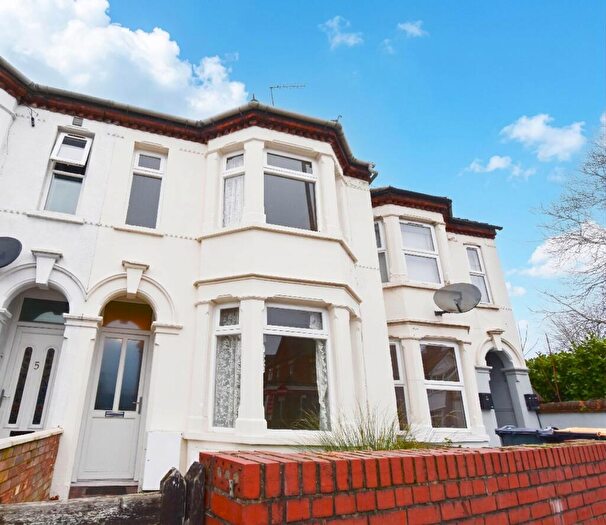 3 Bedroom Terraced House For Sale In Ampthill Road, Bedford, MK42