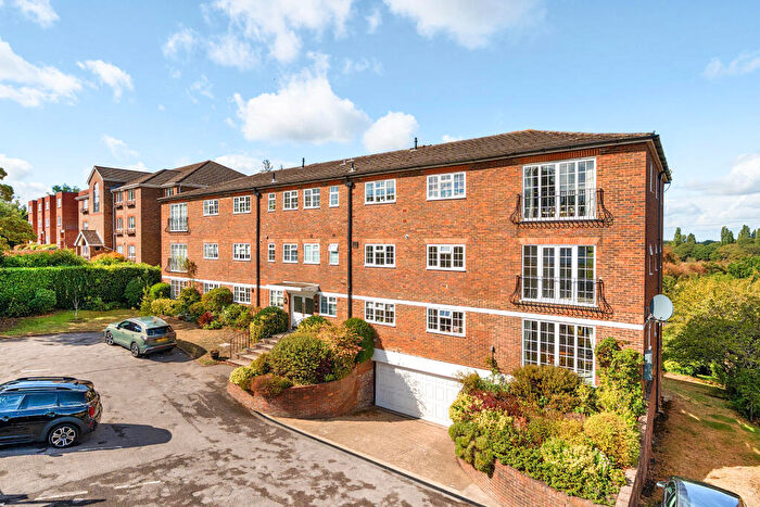 2 Bedroom Flat For Sale In Oatlands Drive, Weybridge, KT13