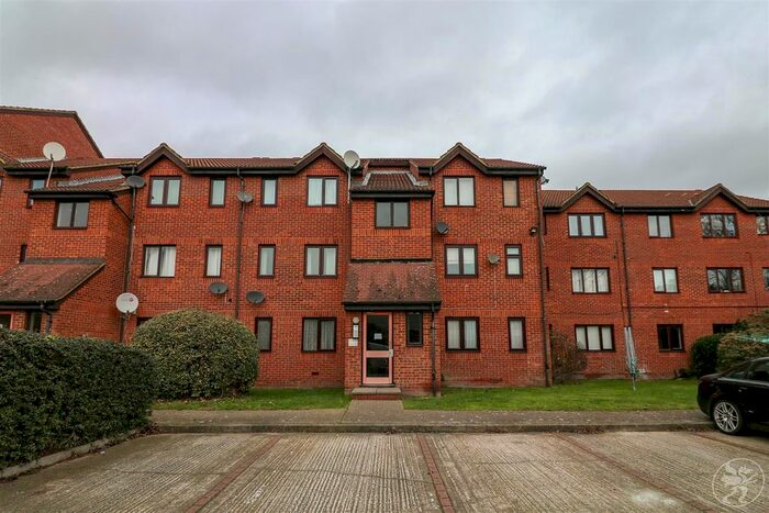 1 Bedroom Flat To Rent In Porter Close, Grays, RM20