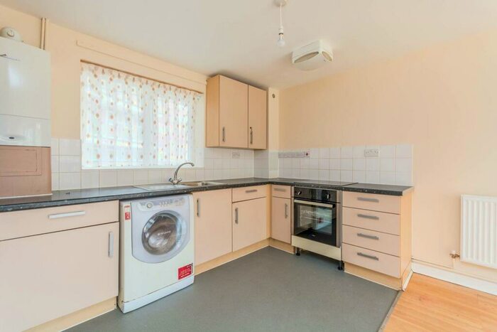 2 Bedroom Flat To Rent In Shacklewell Lane, Shacklewell, London, N16