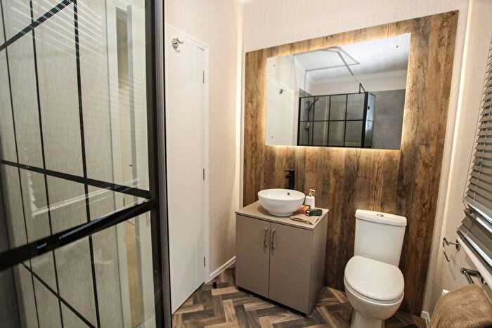 2 Bedroom Bungalow For Sale In Lodge - Chertsey Lane, Staines-Upon-Thames, TW18