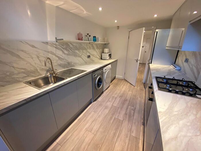2 Bedroom Apartment To Rent In Kirkstall Lane, Leeds, LS6