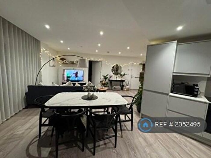 2 Bedroom Flat To Rent In Edgewood Mews, London, N3