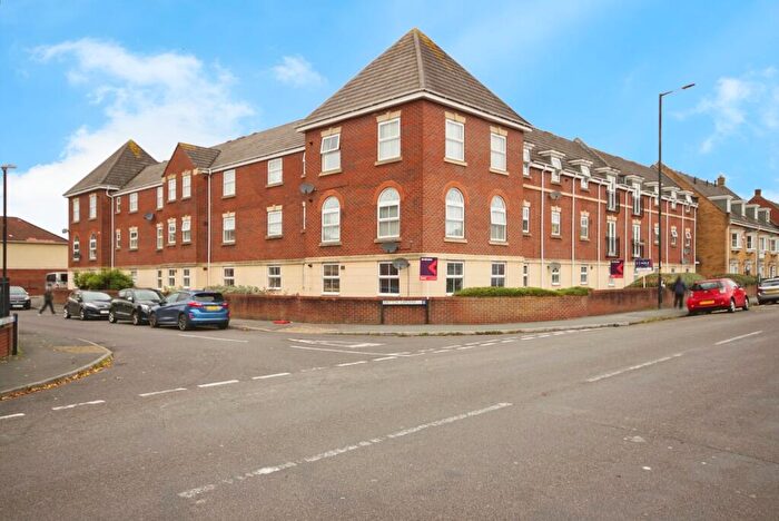 2 Bedroom Flat For Sale In Britton Gardens, Bristol, Somerset, BS15