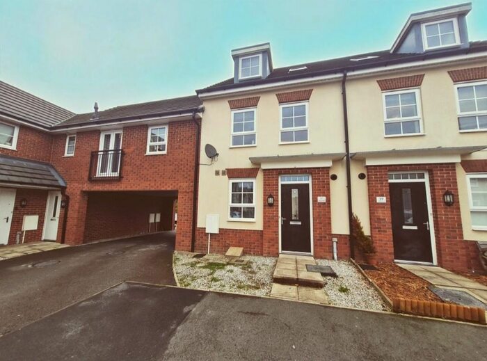 4 Bedroom Town House To Rent In Rayleigh Close, Radcliffe, Manchester, M26