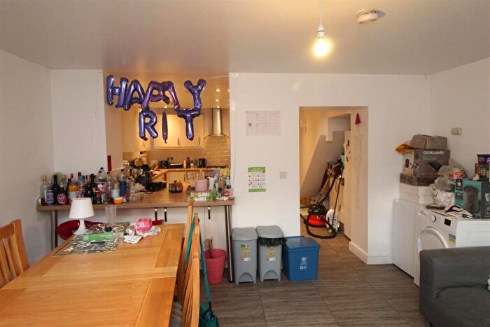 6 Bedroom House To Rent In North Road, Cathays, Cardiff, CF10