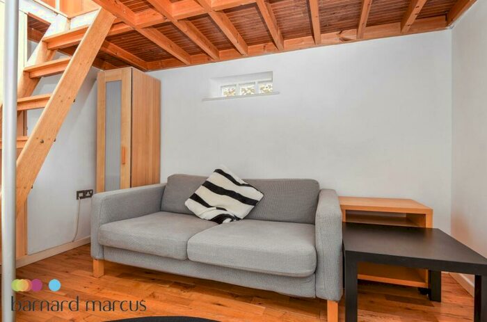 Flat To Rent In Musjid Road, London, SW11