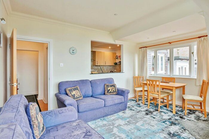 2 Bedroom Flat For Sale In West Cliff Gardens, West Cliff, Bournemouth, Dorset, BH2