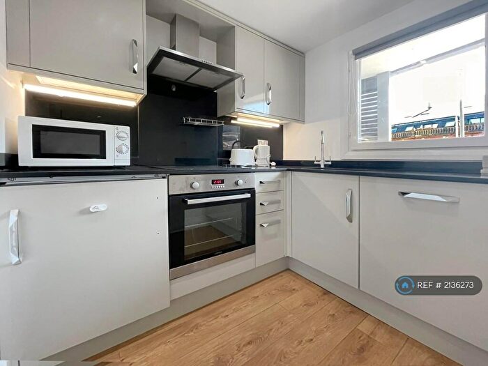 2 Bedroom Flat To Rent In North Crescent Apartments, Leeds, LS2