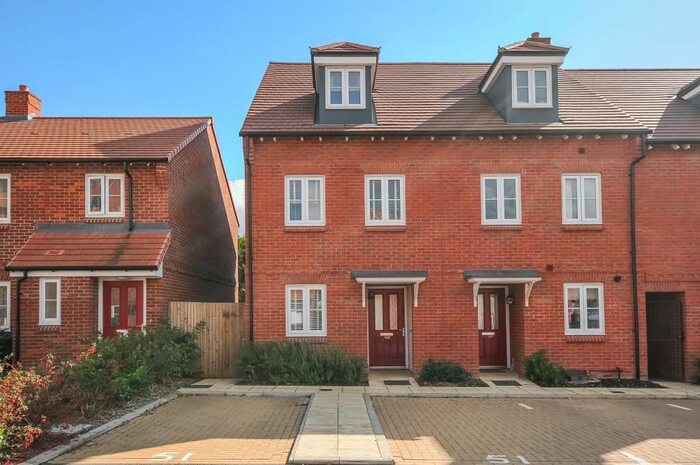 3 Bedroom End Of Terrace House To Rent In High Wycombe, Buckinghamshire HP13