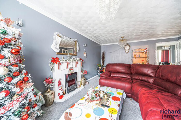 3 Bedroom End Of Terrace House For Sale In Eliot Close, Liden, SN3