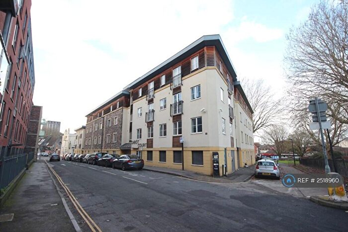 2 Bedroom Flat To Rent In Cabot Court, Bristol, BS2