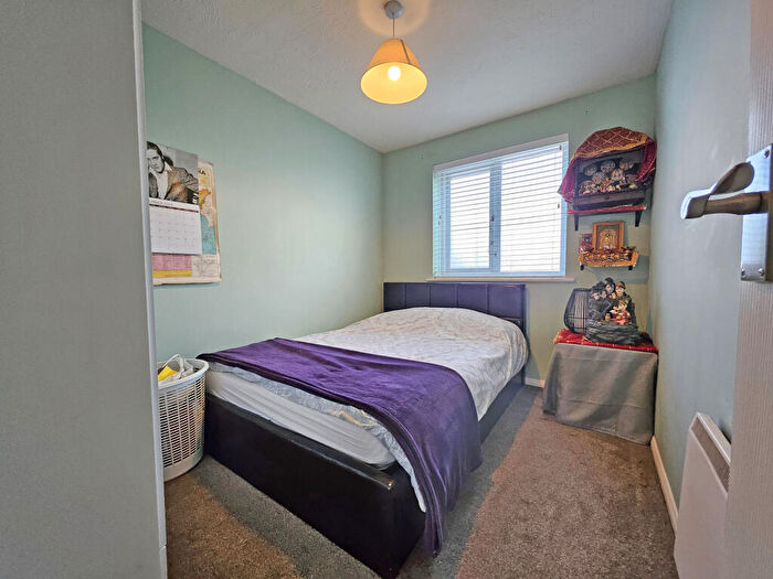 2 Bedroom Apartment To Rent In Ravenings Parade, Ilford, Greater London, IG3